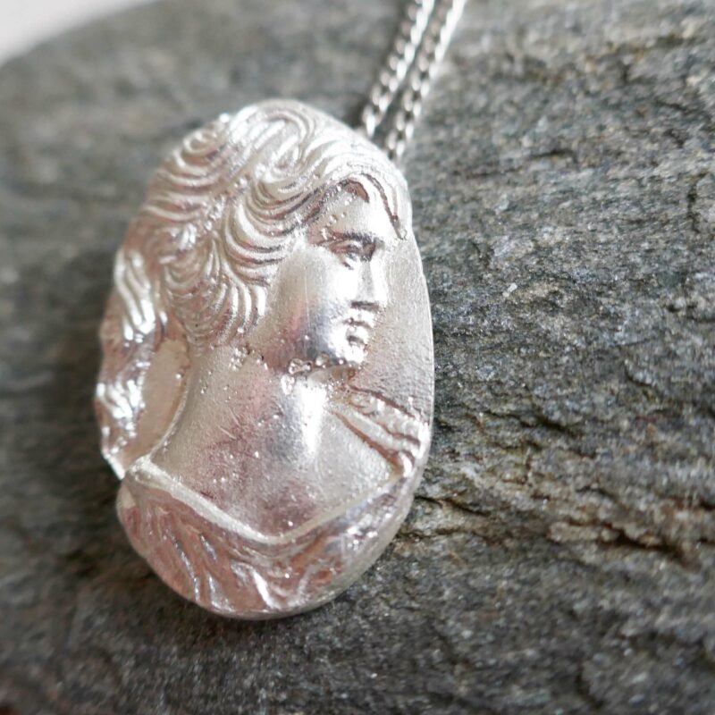 photo-of-cameo-pendant