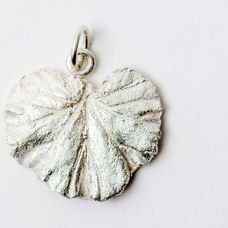 photo-of-geranium-pendant