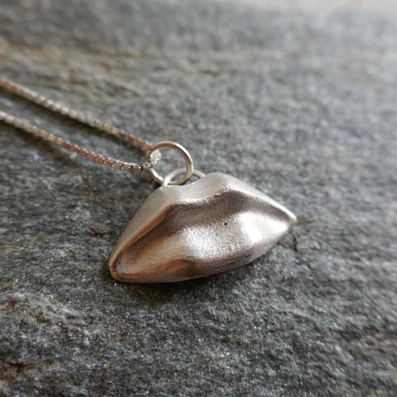 photo-of-kiss-pendant