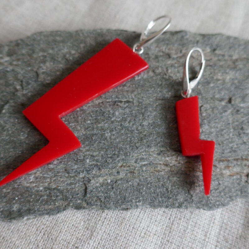 photo-of-woemn-streik-earrings-pleksi
